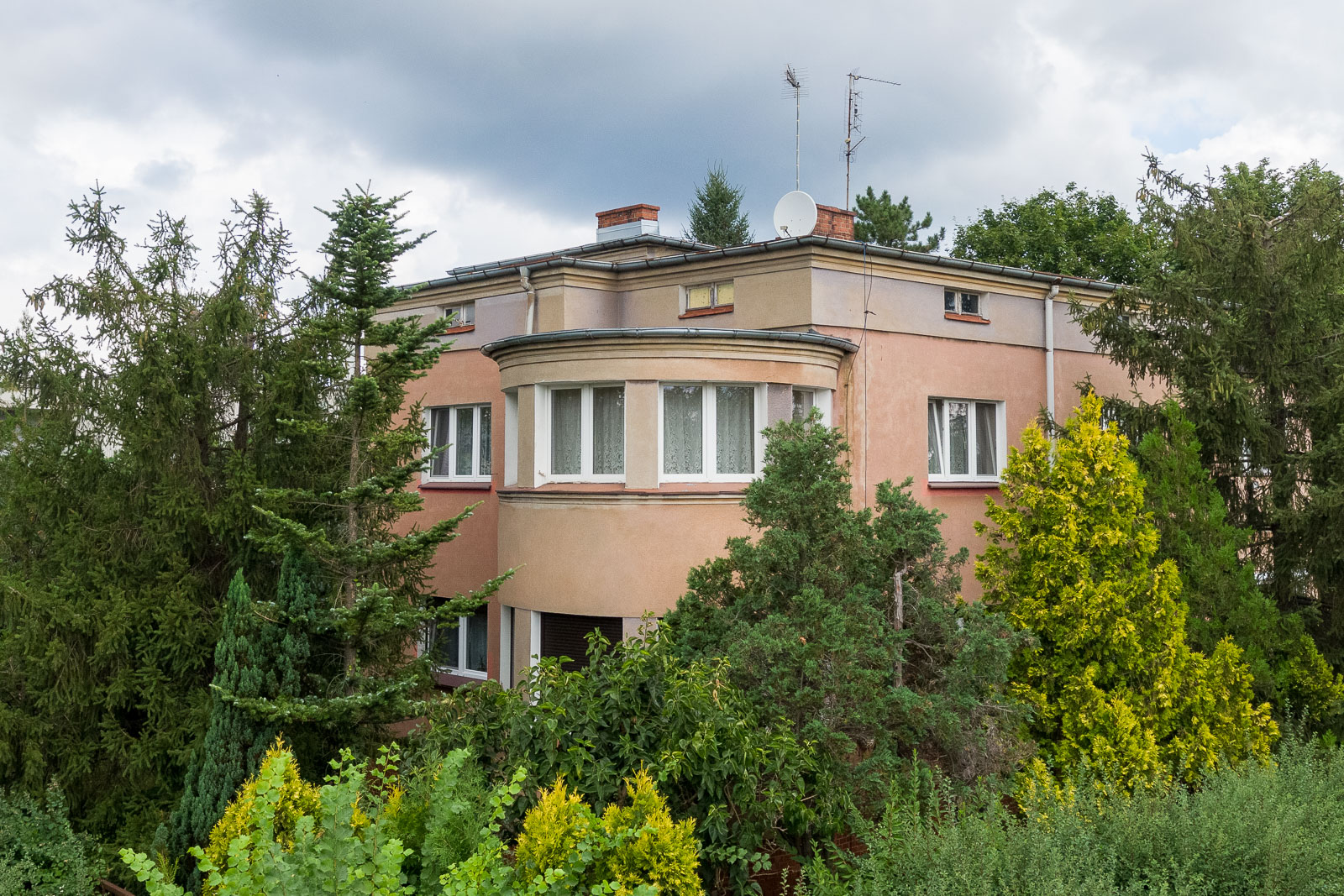 Willa miejska z dużym potencjałem aranżacyjnym - 3 lokalowa, przeznaczenie usługowe i mieszkaniowe