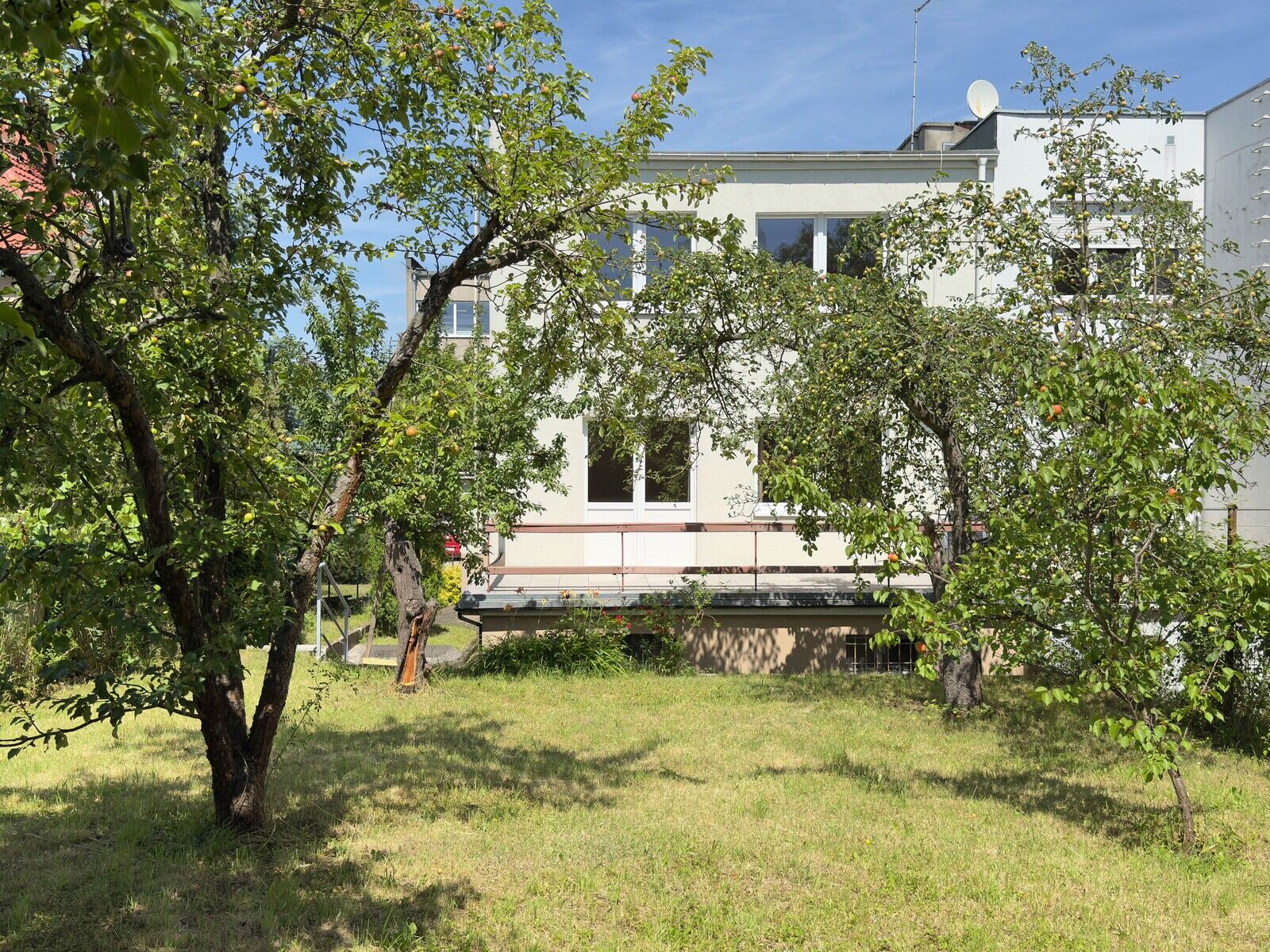 Dom w zabudowie bliźniaczej z dużym ogrodem w topowej lokalizacji