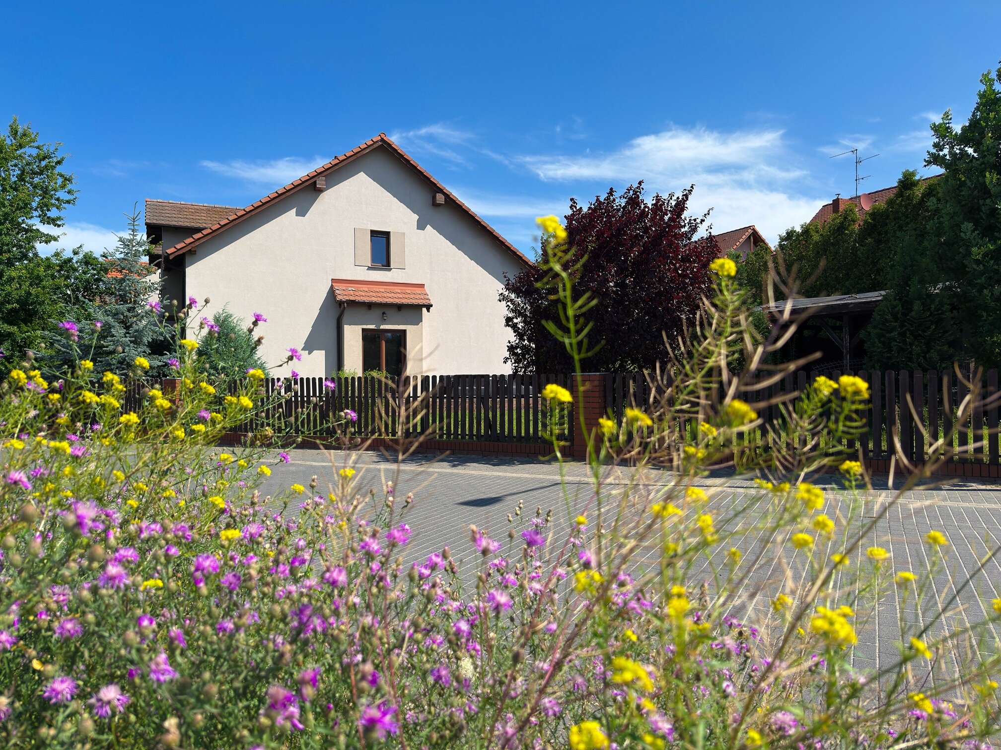 Na sprzedaż skrajny dom szeregowy z dużą działką